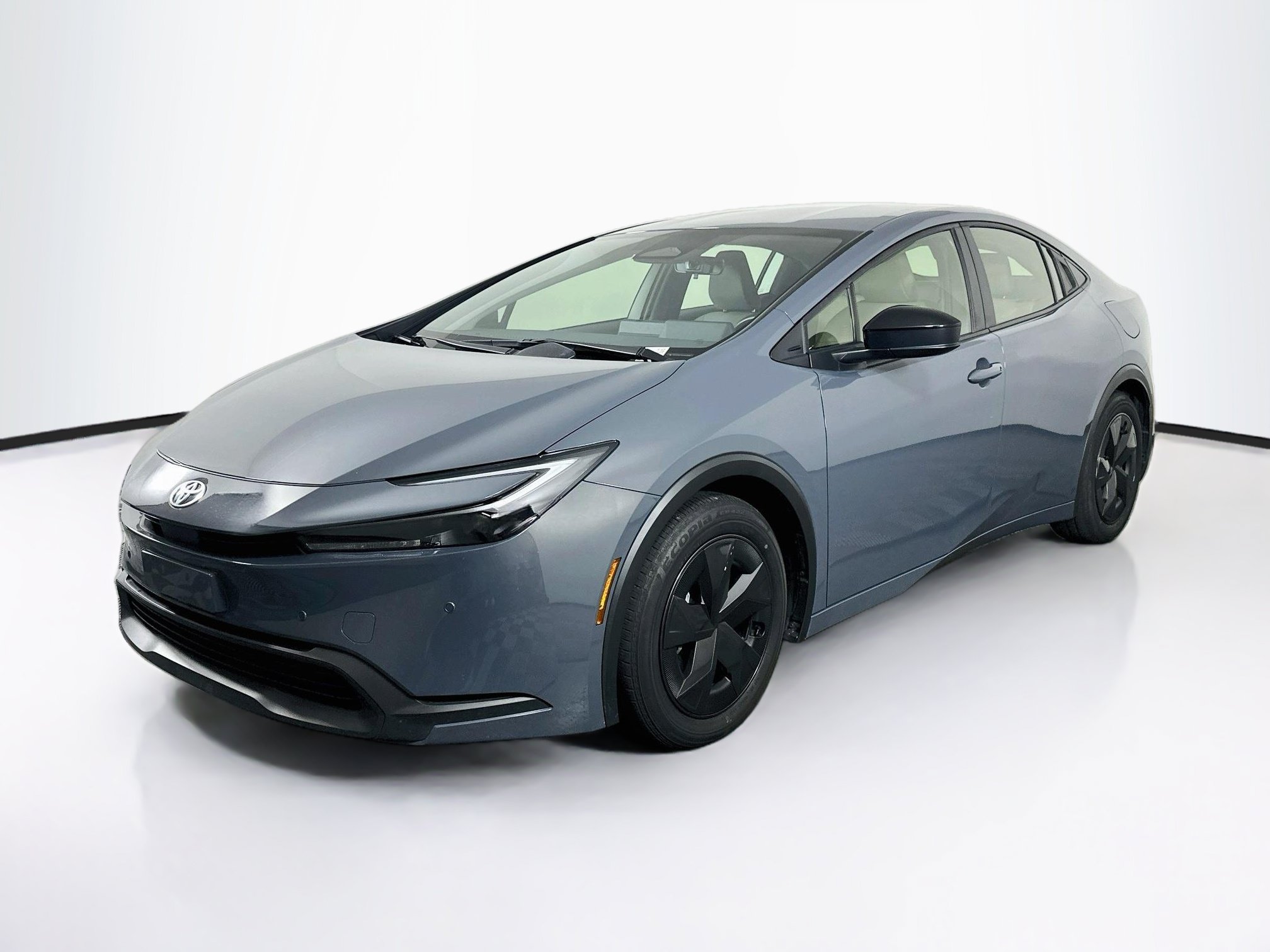 Used 2025 Toyota Prius LE FWD image 3