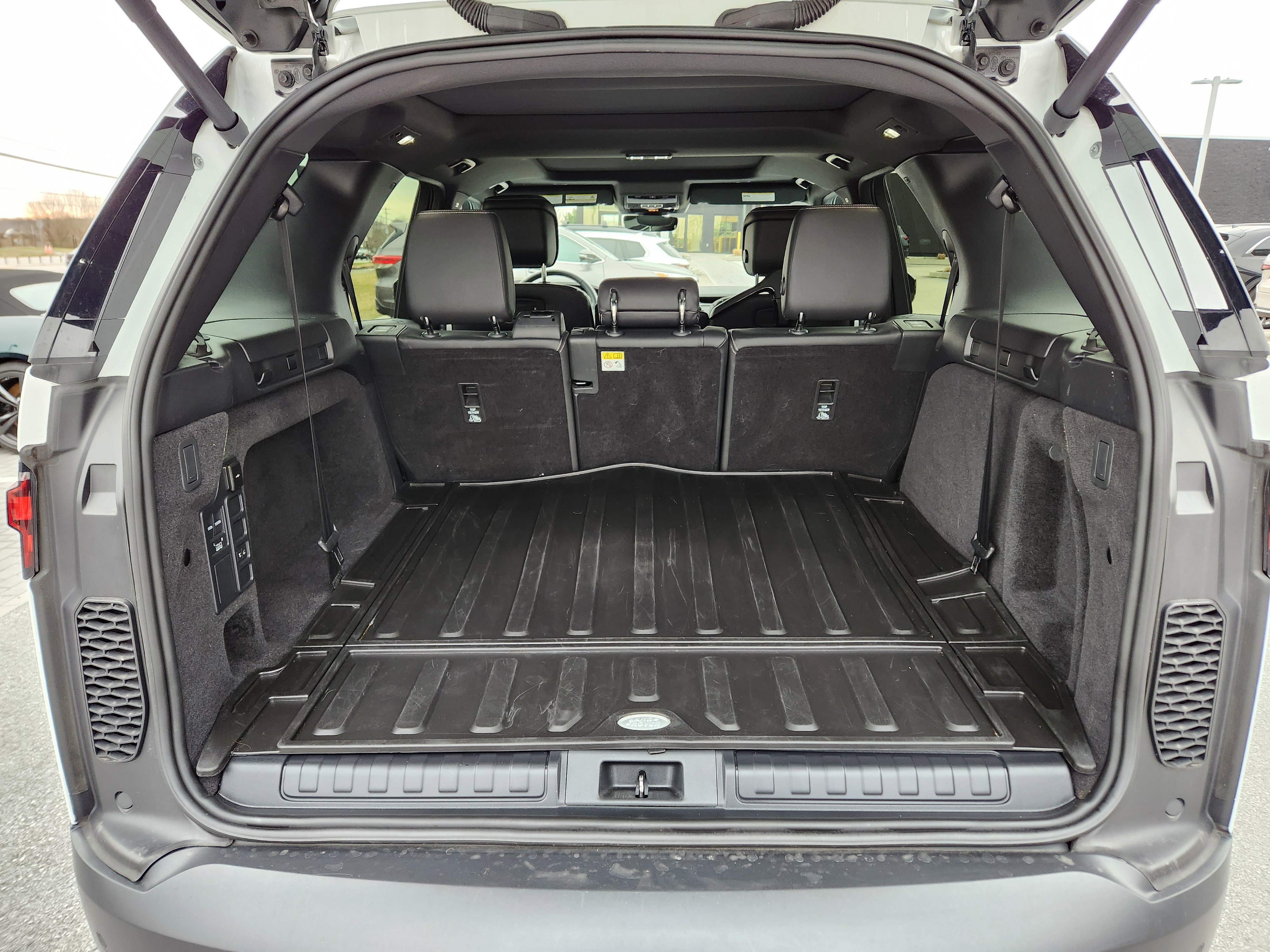 Used 2025 Land Rover Discovery S image 8