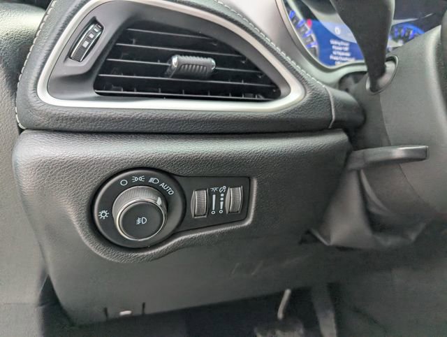 Used 2023 Chrysler Pacifica Touring image 10