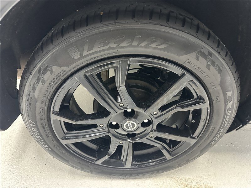 Used 2020 Nissan Kicks SR w/ Exterior Package FWD image 13