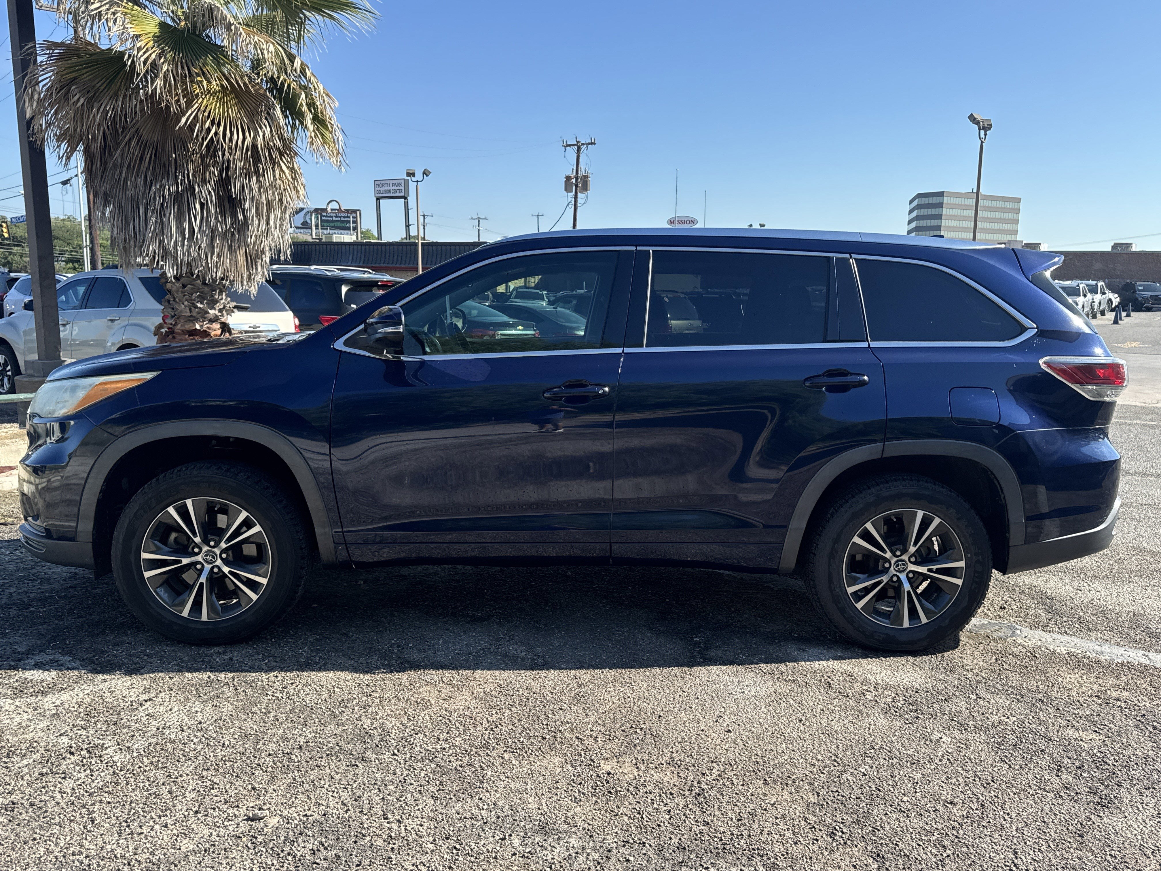 Used 2016 Toyota Highlander XLE FWD image 5