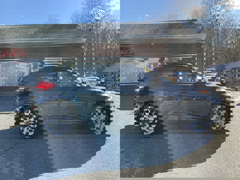 Used 2017 Hyundai Veloster Value Edition image 4