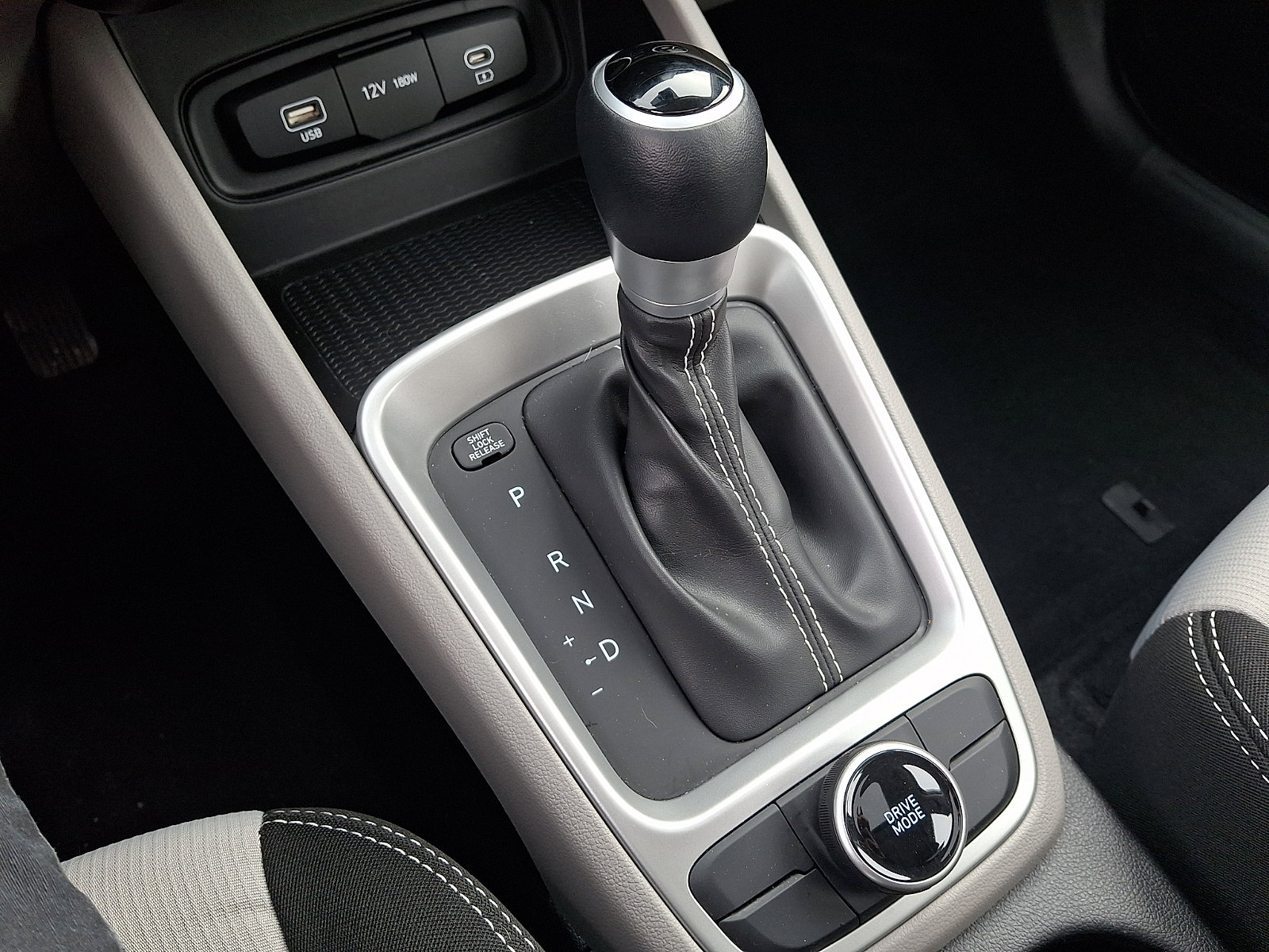 Certified 2025 Hyundai Venue SEL image 25