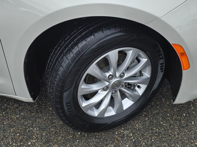 Used 2017 Chrysler Pacifica Touring w/ Tire & Wheel Group FWD image 34