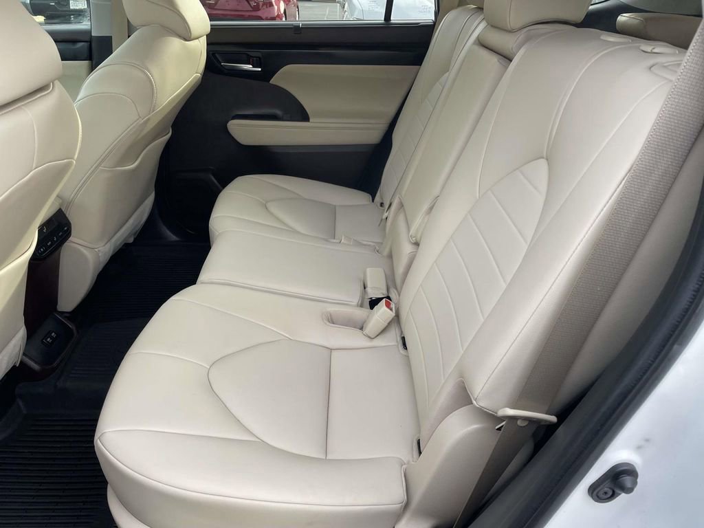 Used 2021 Toyota Highlander XLE image 22