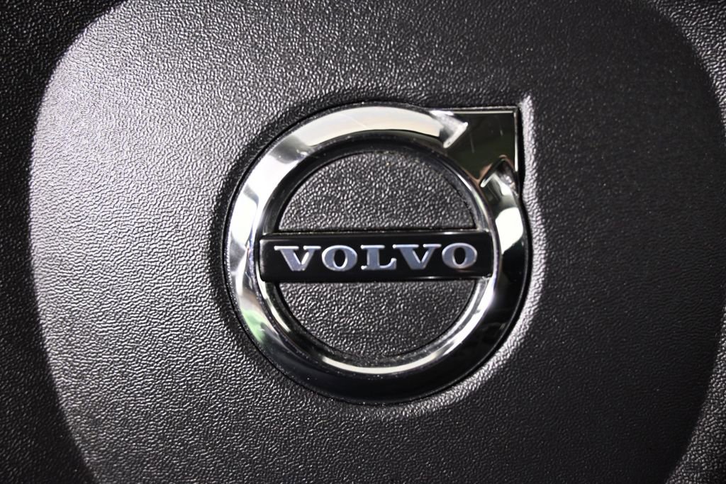 Used 2018 Volvo XC60 T6 Momentum w/ Vision Package image 32