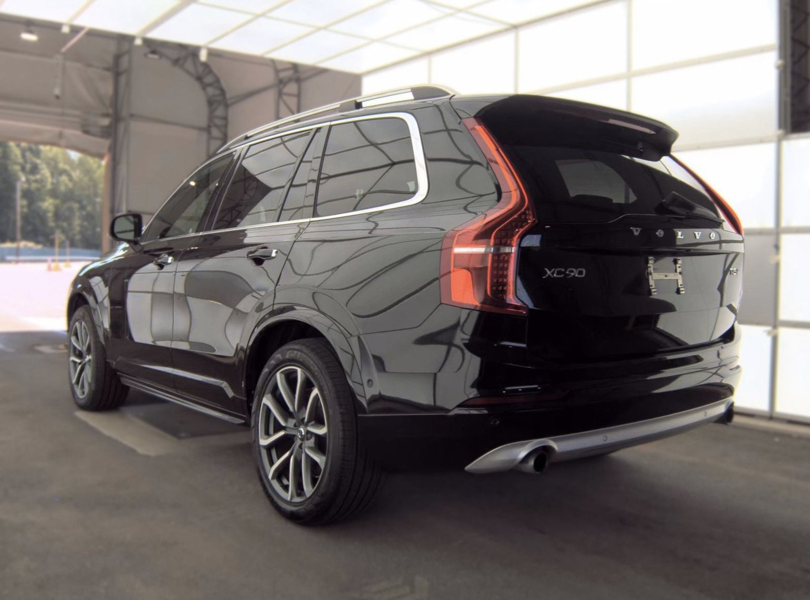 Used 2018 Volvo XC90 T5 Momentum w/ Convenience Package AWD/4WD image 4
