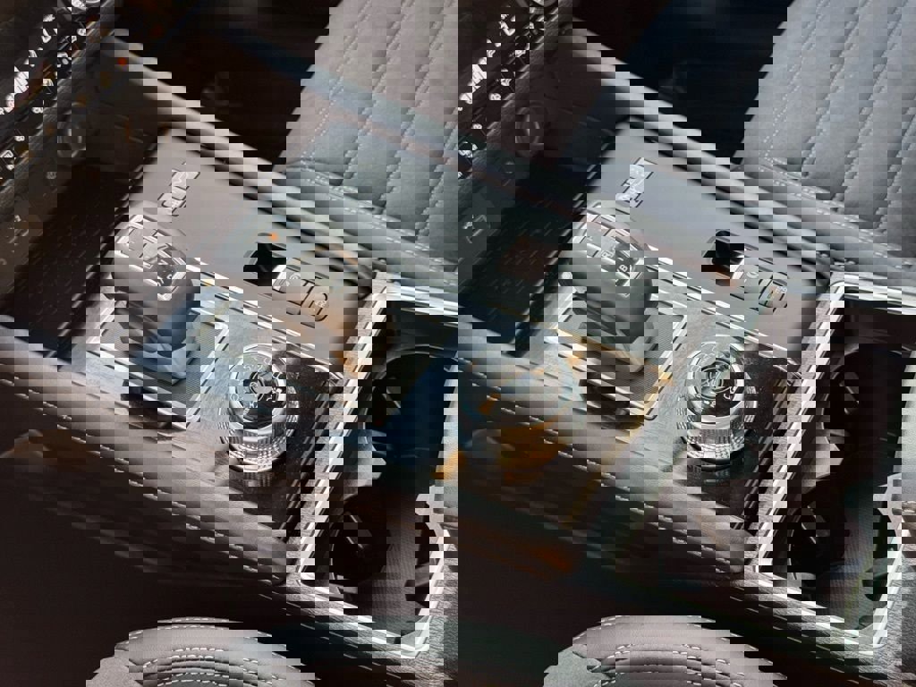 Used 2025 Mitsubishi Outlander SE image 32