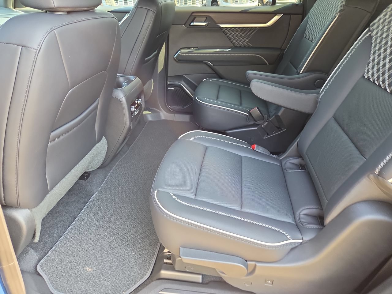 Used 2026 GMC Acadia Denali w/ Super Cruise Package FWD image 26