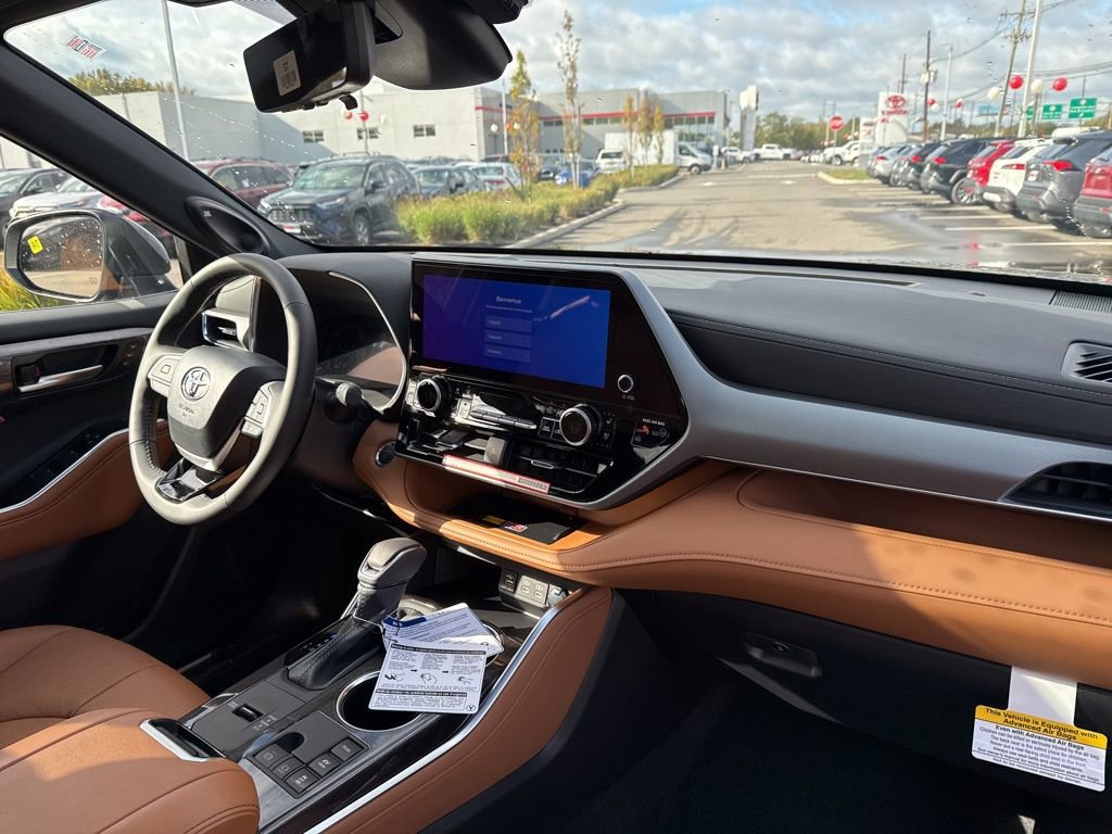 New 2025 Toyota Highlander Platinum image 13