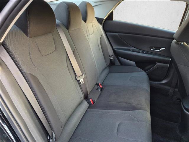 Used 2022 Hyundai Elantra SE FWD image 18