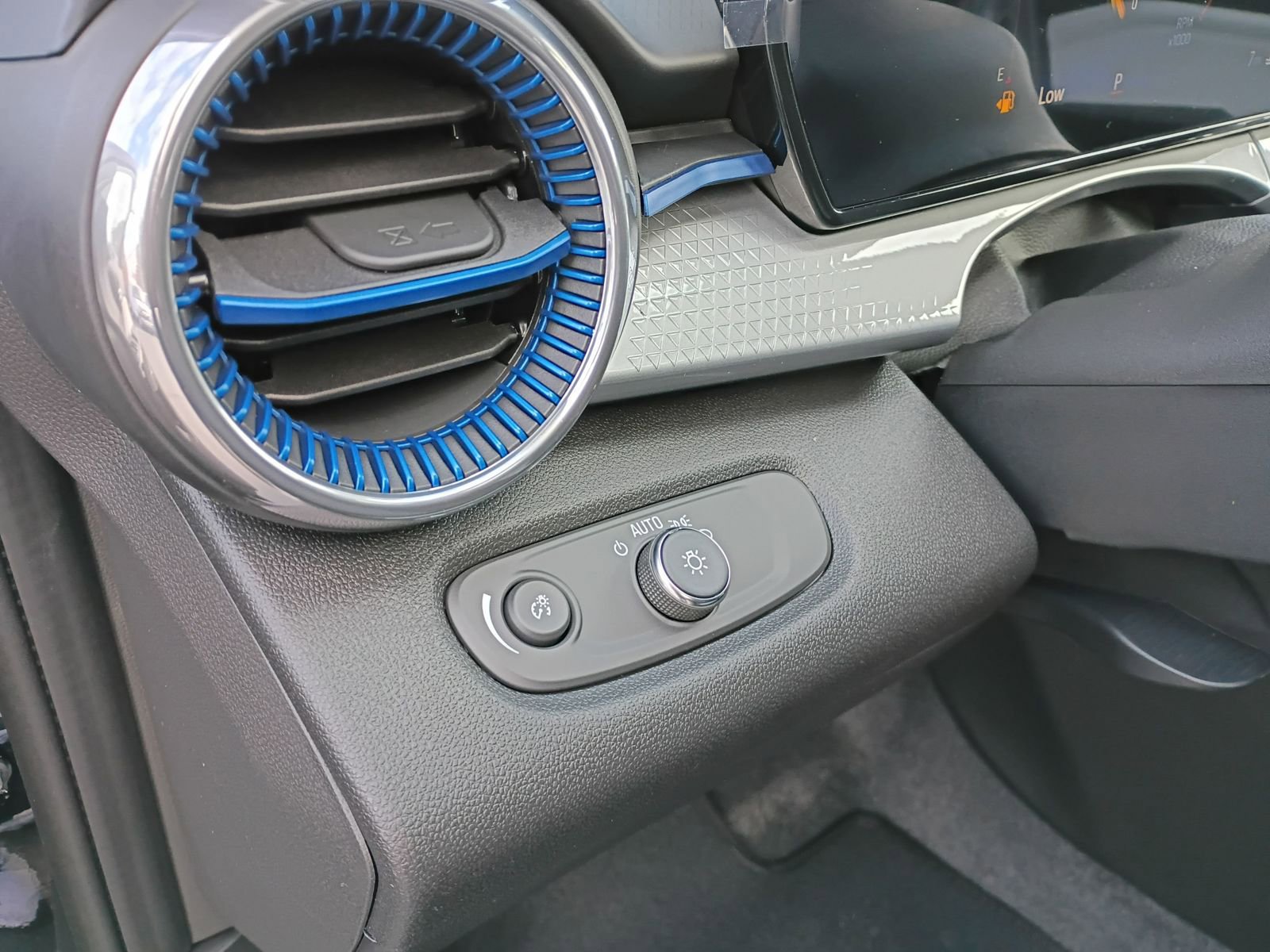 New 2026 Chevrolet Trax LT w/ Sunroof Package image 30