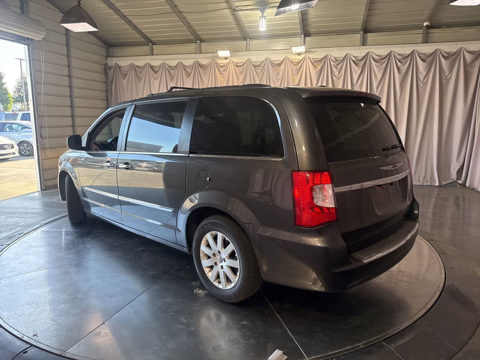 Used 2016 Chrysler Town & Country Touring w/ Driver Convenience Group FWD image 7