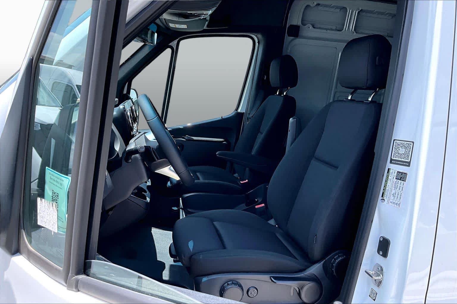 Used 2025 Mercedes-Benz Sprinter 2500 image 8