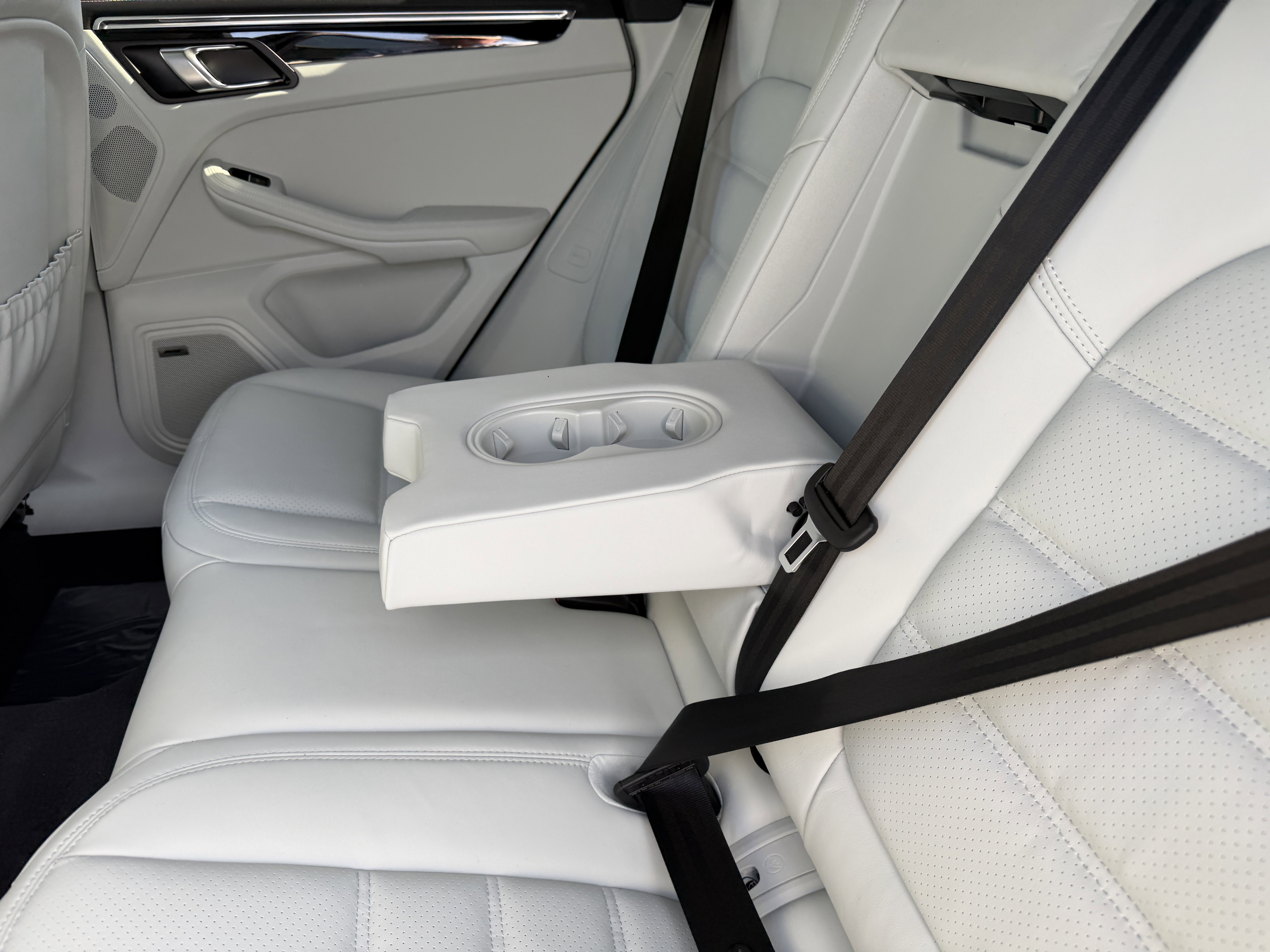 New 2026 Porsche Macan Turbo image 21