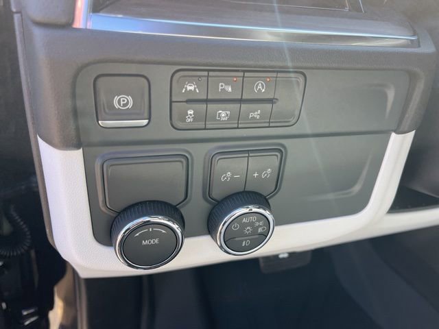 New 2025 Chevrolet Suburban Premier image 21