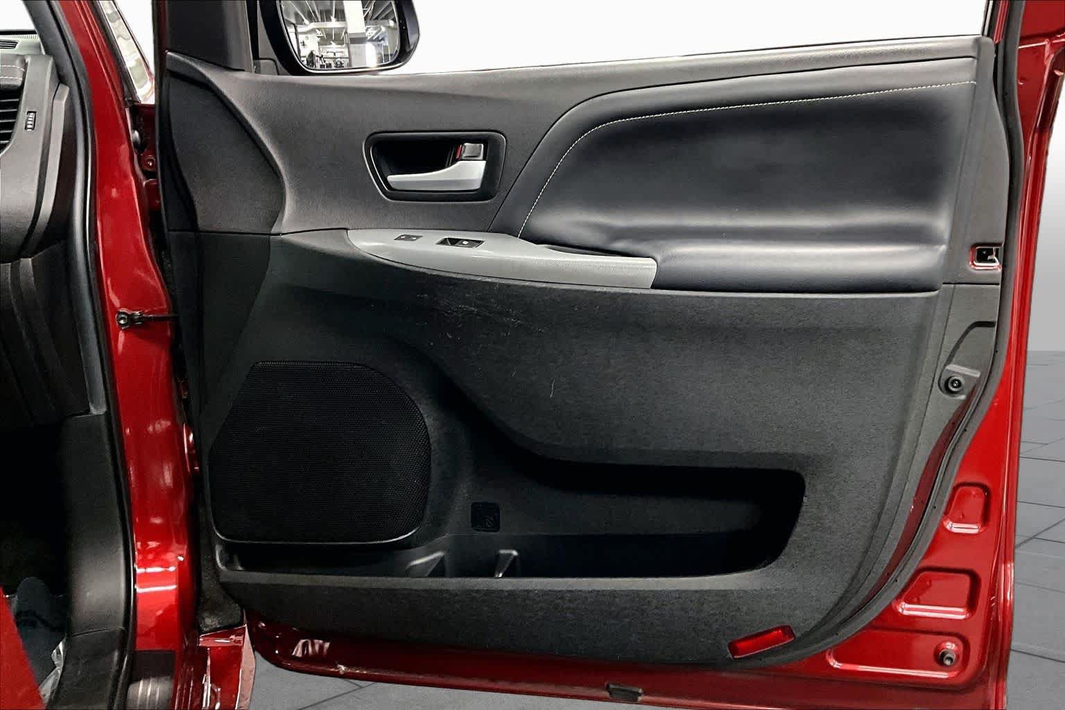 Used 2016 Toyota Sienna SE Premium FWD image 22