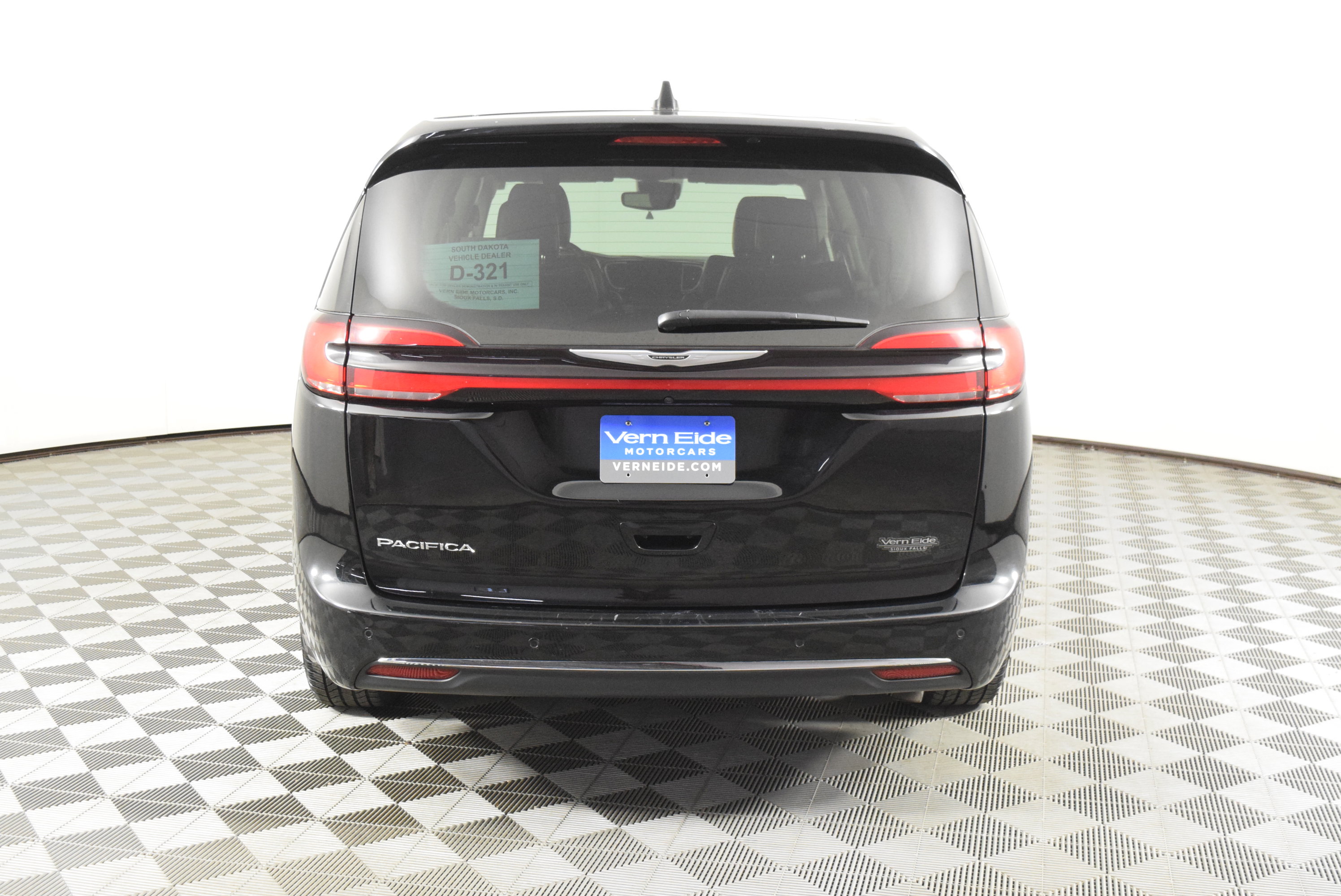 Used 2024 Chrysler Pacifica Touring-L image 6