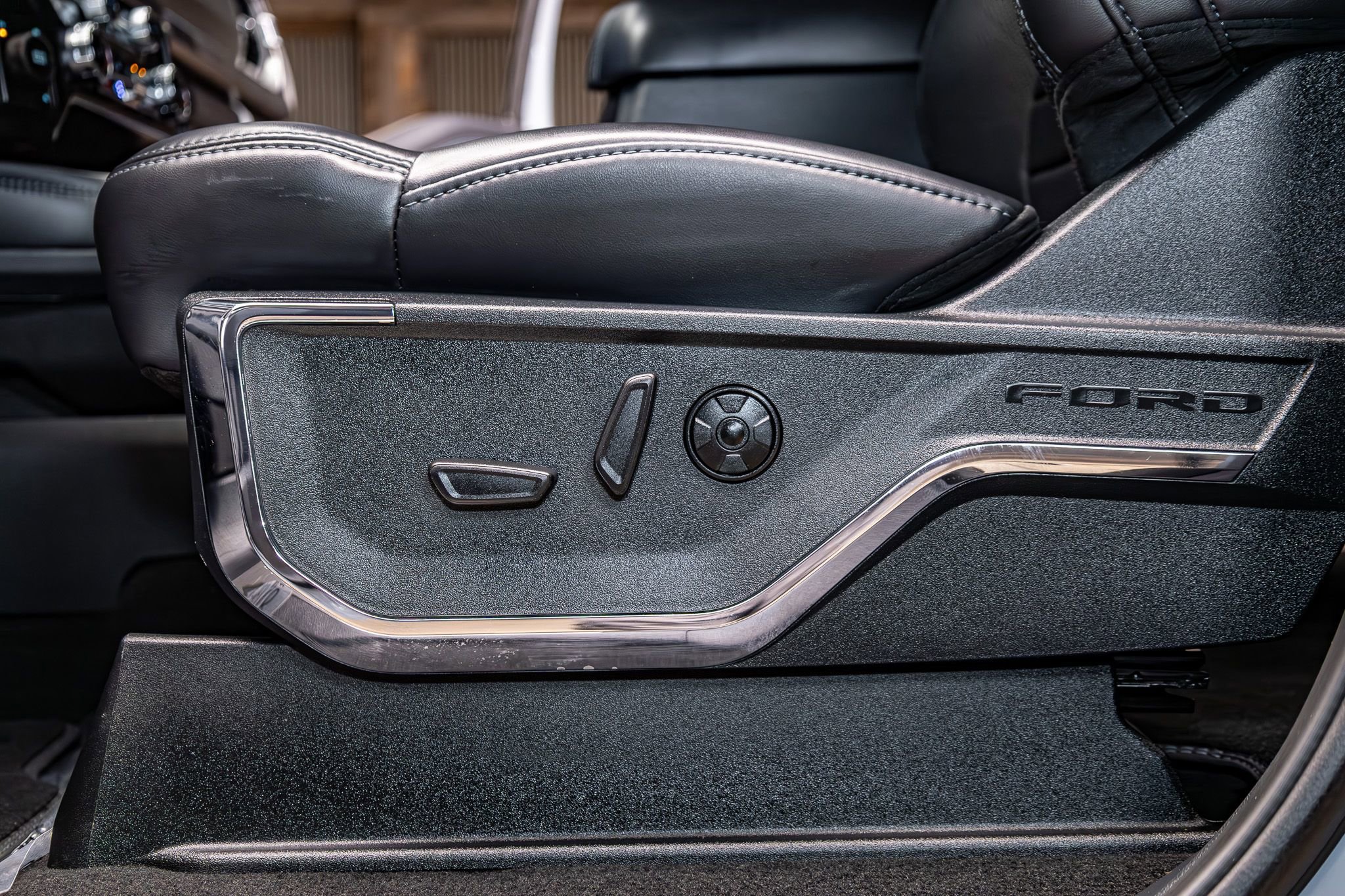 Used 2025 Ford F450 Platinum w/ FX4 Off-Road Package image 22