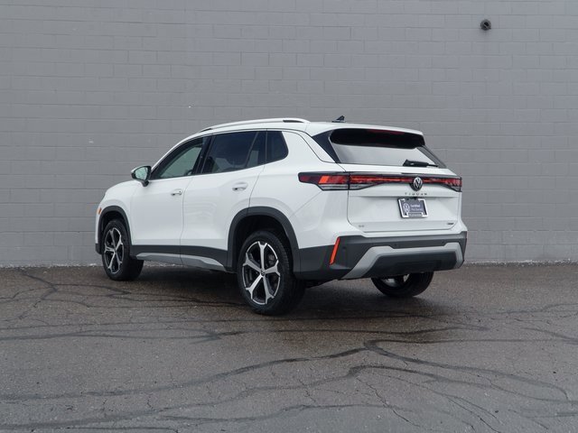 Used 2025 Volkswagen Tiguan SE w/ Panoramic Sunroof Package image 3