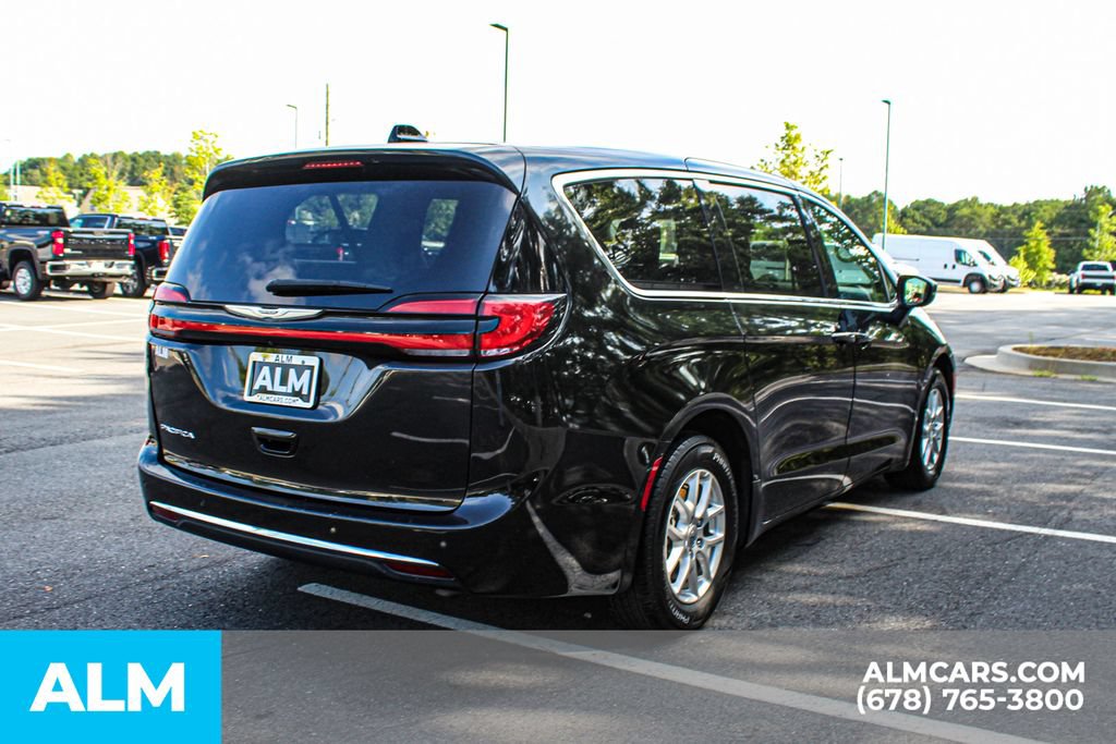 Used 2023 Chrysler Pacifica Touring-L FWD image 5