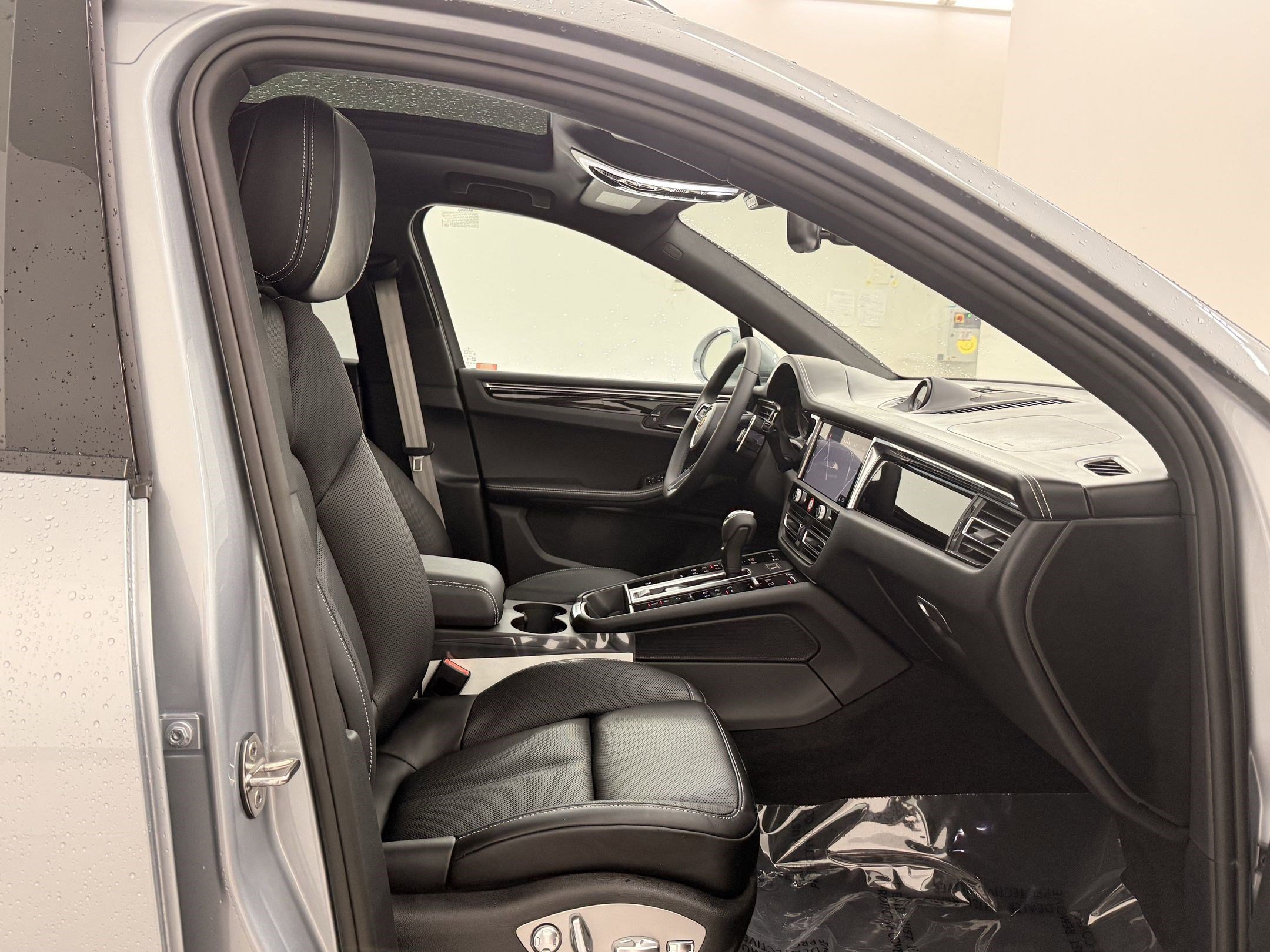 Certified 2025 Porsche Macan image 36