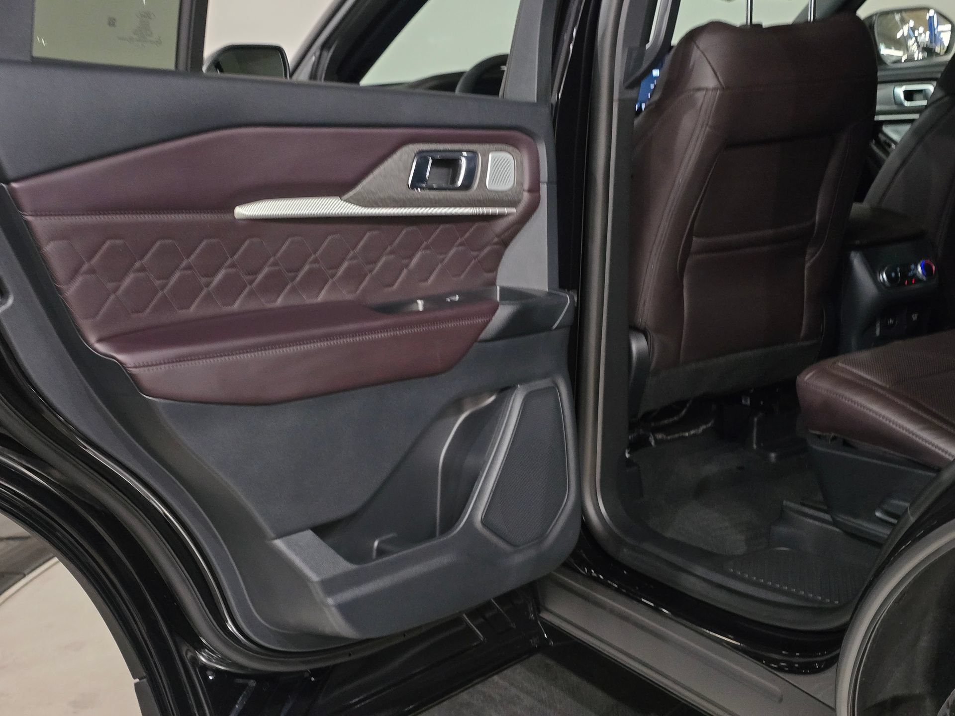 New 2026 Ford Explorer Platinum w/ LUX Leather Package AWD/4WD image 34