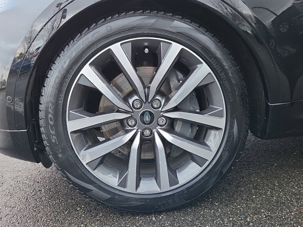 Certified 2024 Land Rover Discovery Dynamic SE image 24