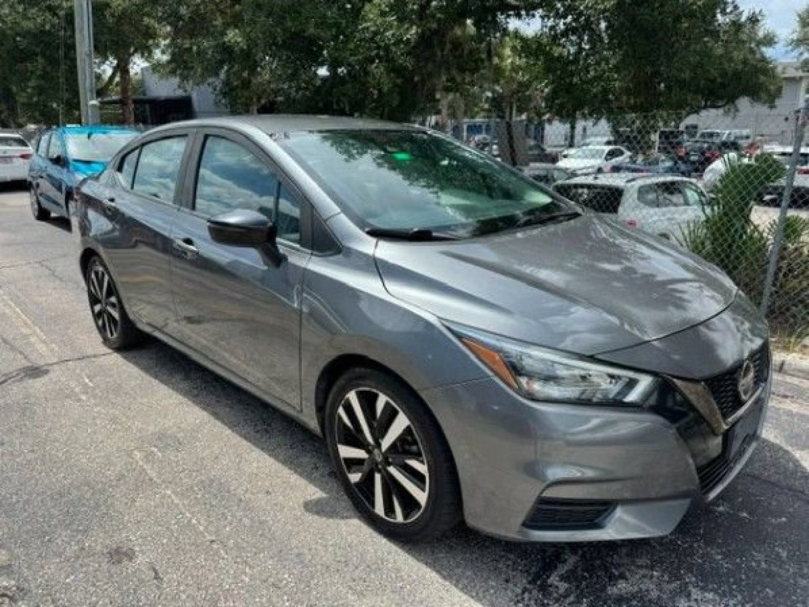 Used 2022 Nissan Versa SR FWD image 3