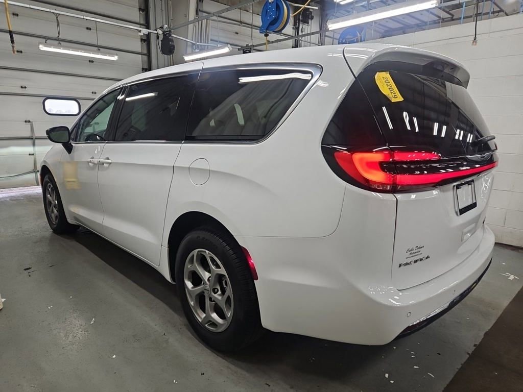 Used 2024 Chrysler Pacifica Limited image 3