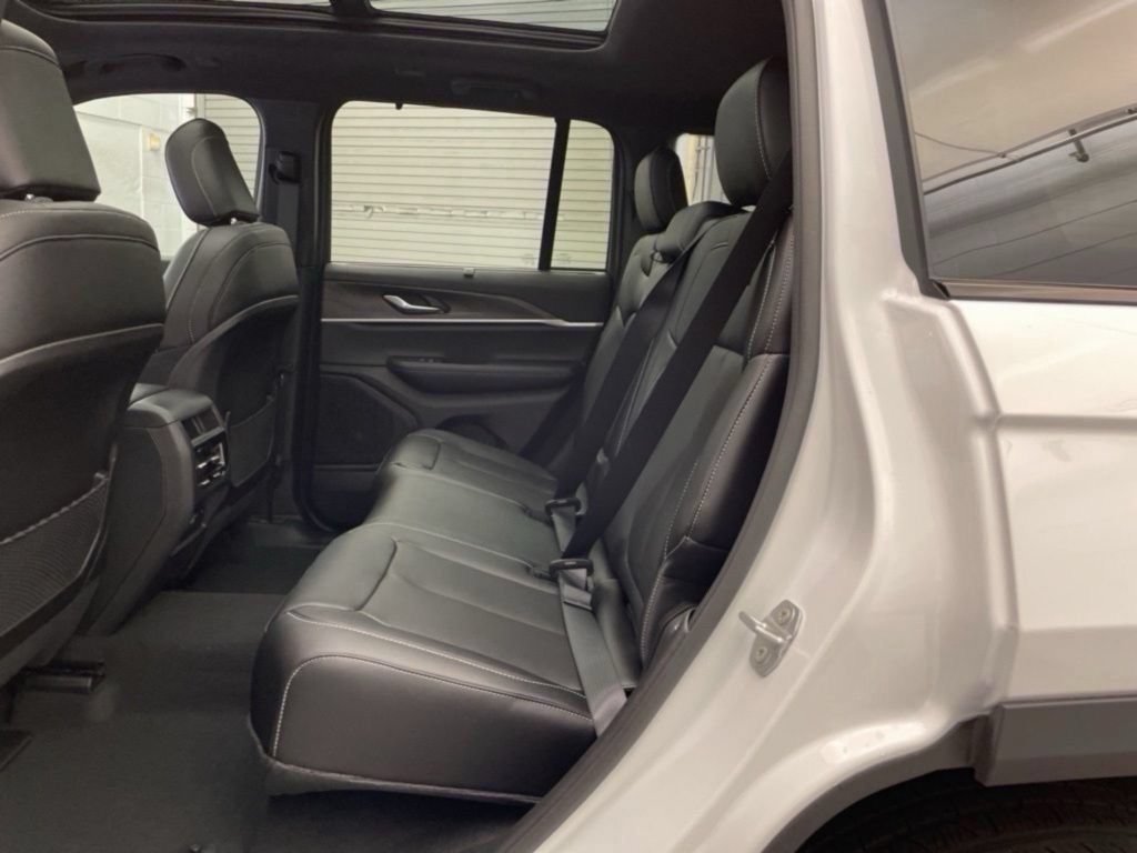 New 2025 Jeep Grand Cherokee Limited w/ Luxury Tech Group II RWD image 19