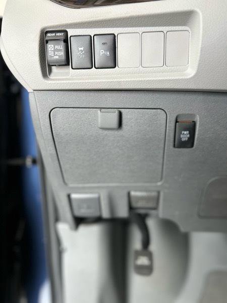 Used 2020 Toyota Sienna XLE w/ XLE Navigation Package image 18