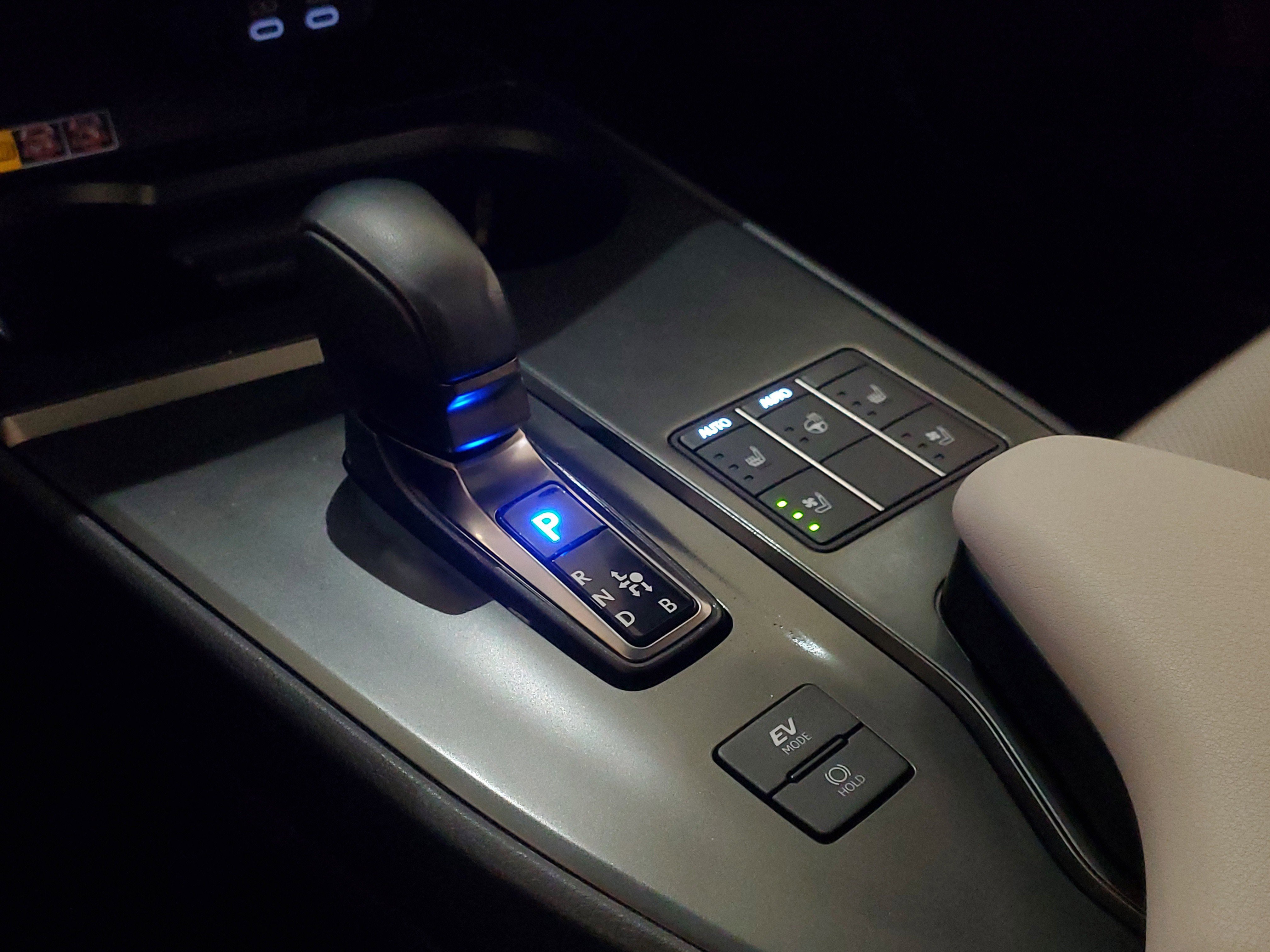 Used 2025 Lexus UX 300h FWD w/ Accessory Package (Z1) image 34