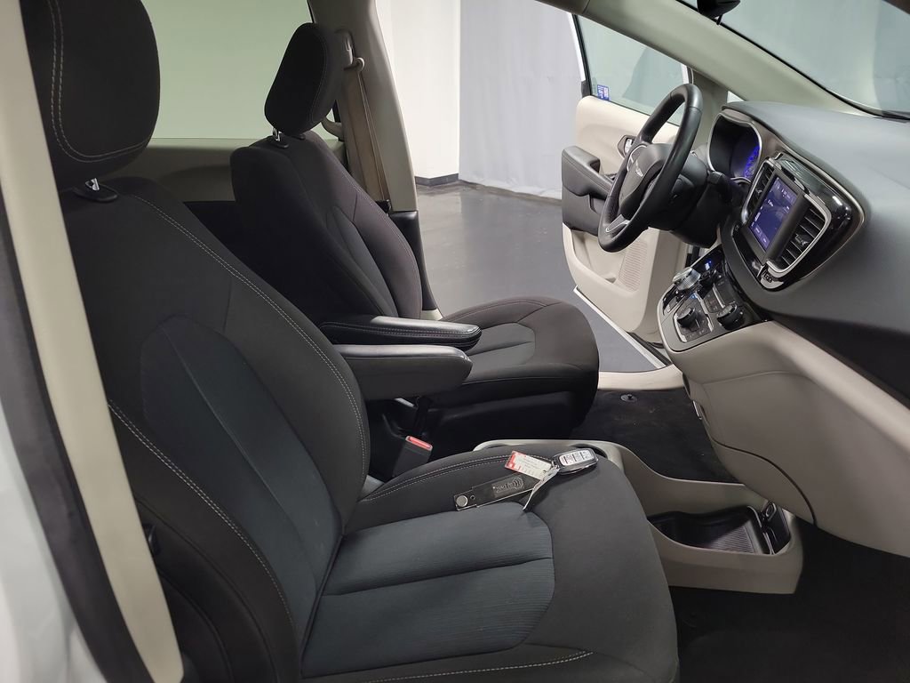 Used 2023 Chrysler Voyager LX image 22