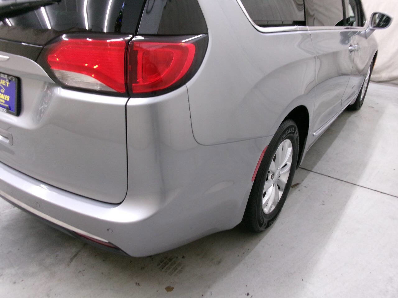 Used 2017 Chrysler Pacifica Touring-L image 6