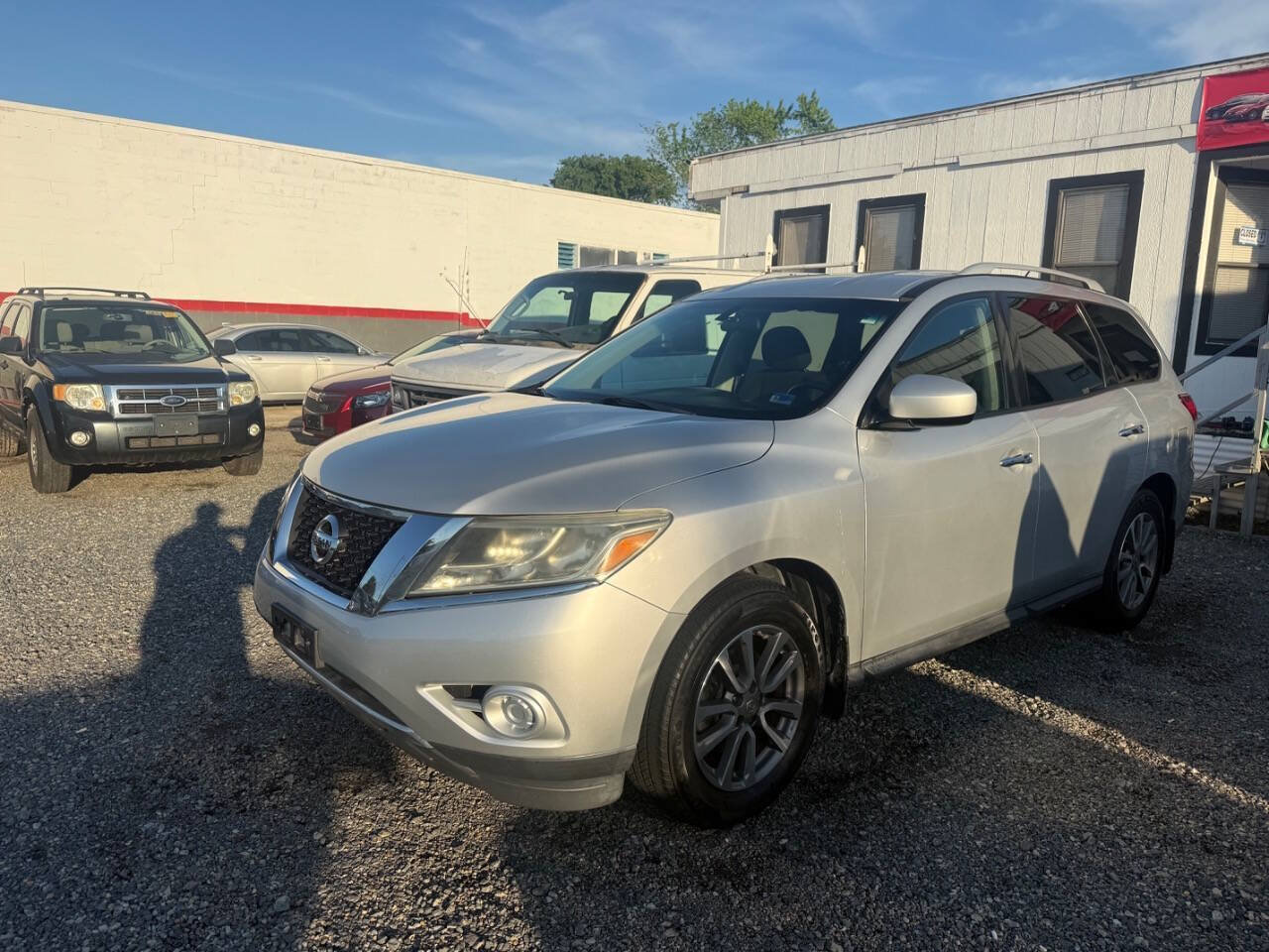 Used 2014 Nissan Pathfinder SV w/ Trailer Tow Package FWD image 2