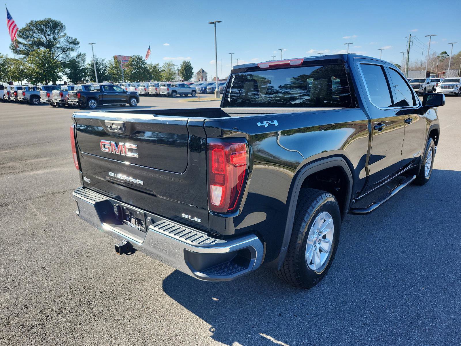 Certified 2022 GMC Sierra 1500 SLE image 3