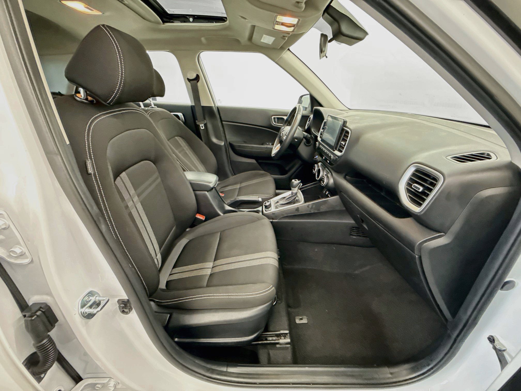 Used 2025 Hyundai Venue SEL FWD image 31