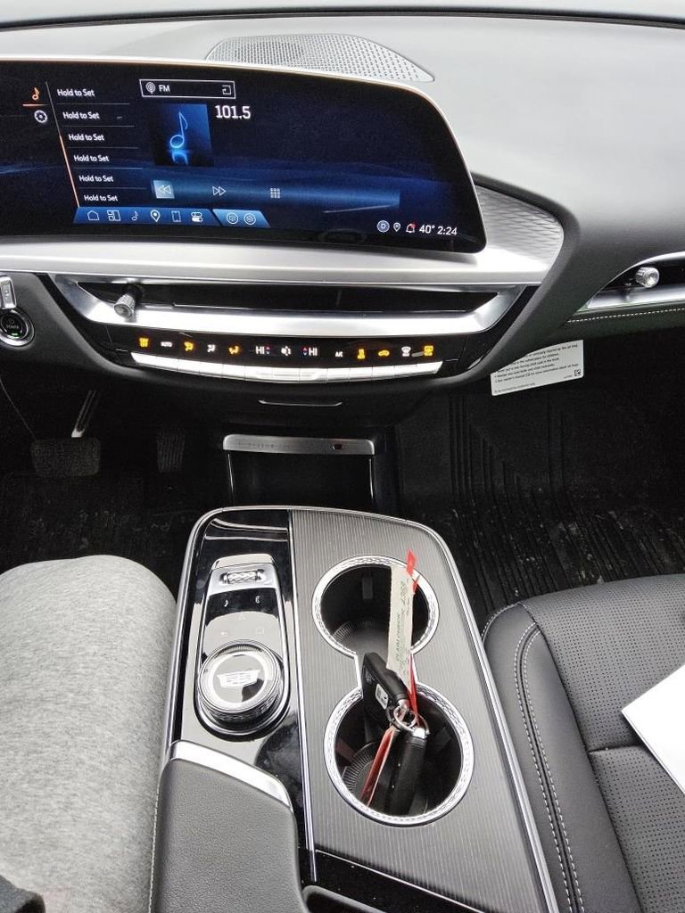 Used 2025 Cadillac Lyriq Luxury AWD/4WD image 3