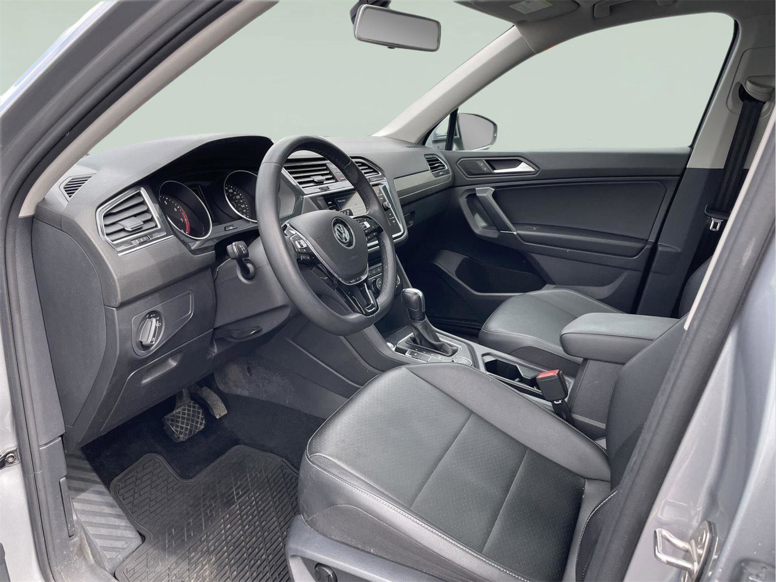 Used 2020 Volkswagen Tiguan SE w/ Panoramic Sunroof Package image 12
