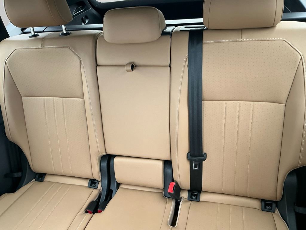 Used 2023 Volkswagen Tiguan SE w/ Panoramic Sunroof Package image 13