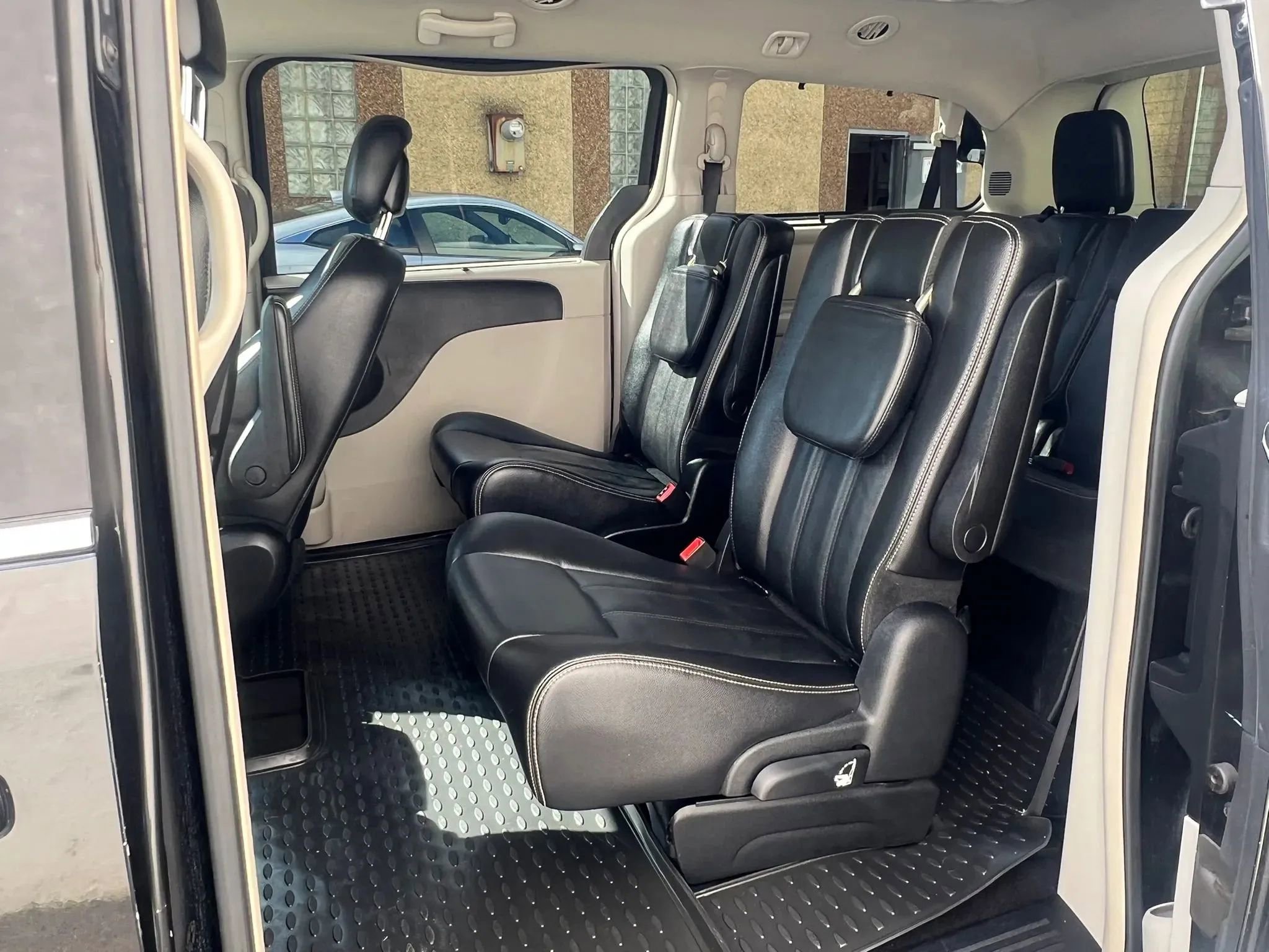 Used 2014 Chrysler Town & Country Touring FWD image 28