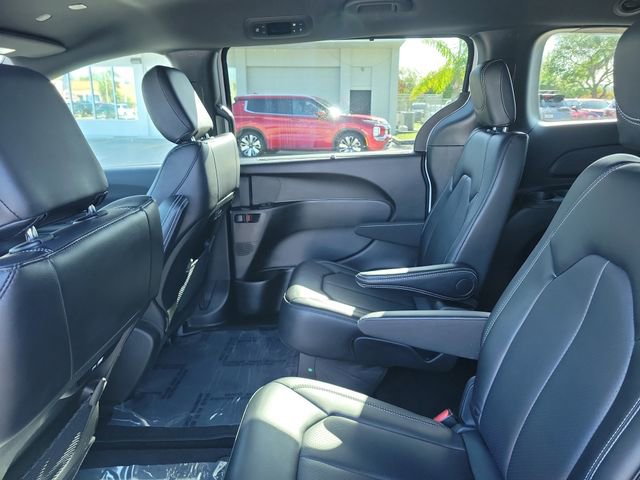 Used 2025 Chrysler Pacifica Select image 14
