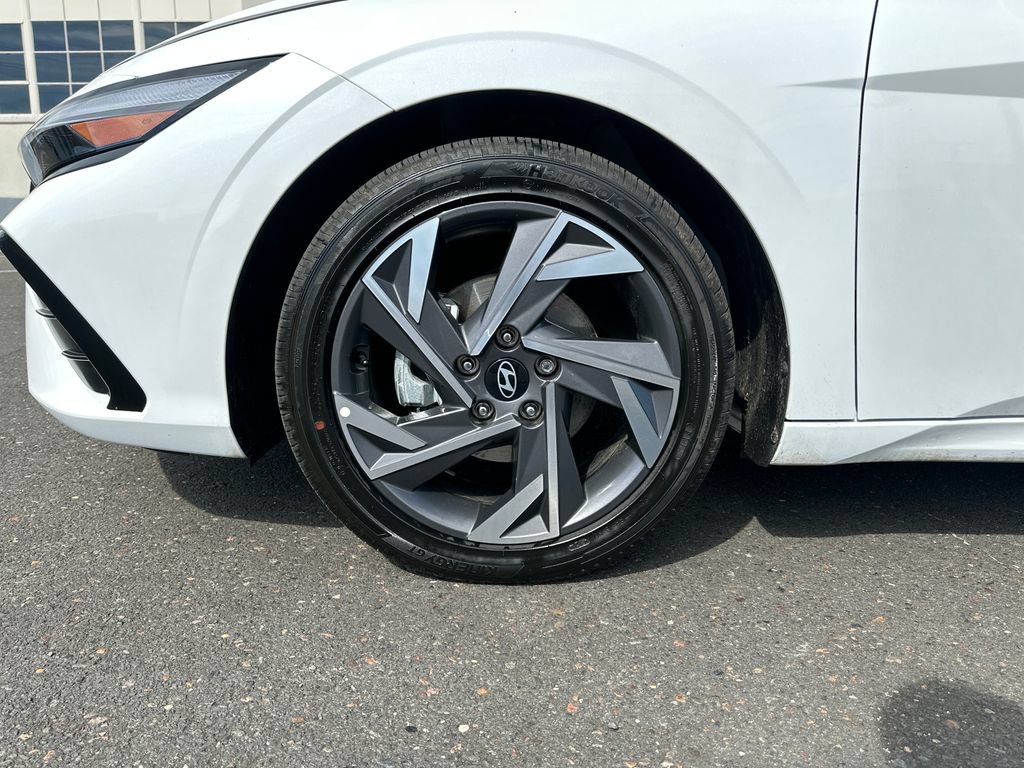 Used 2025 Hyundai Elantra SEL FWD image 11