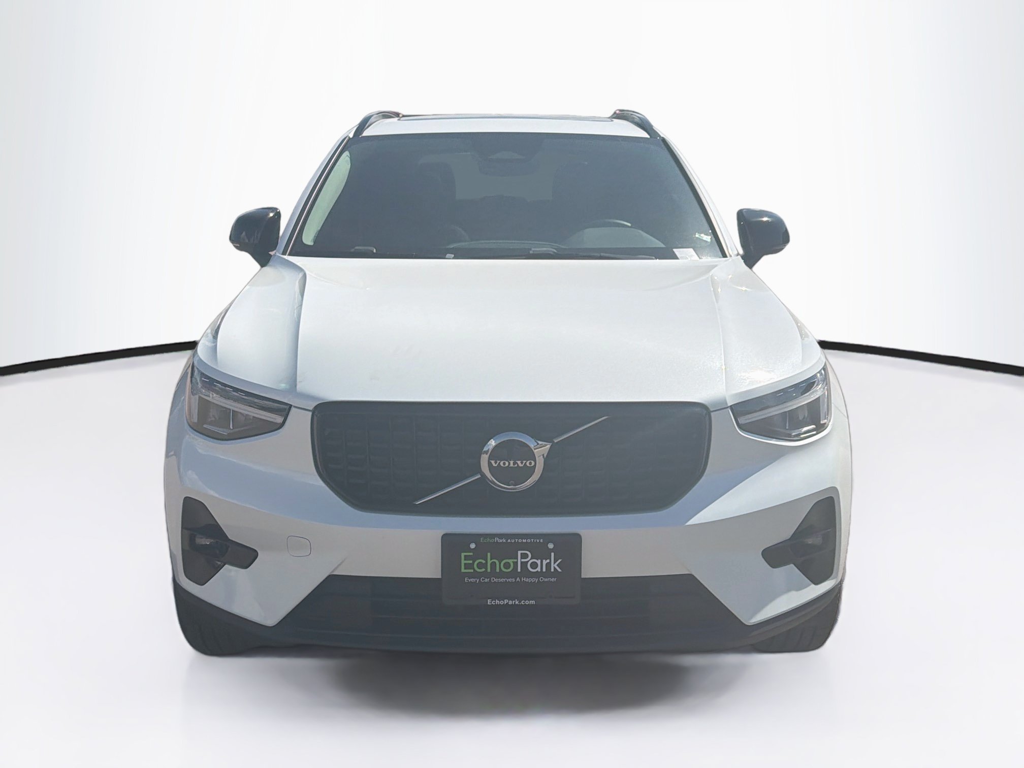 Used 2025 Volvo XC40 B5 Plus AWD/4WD image 2