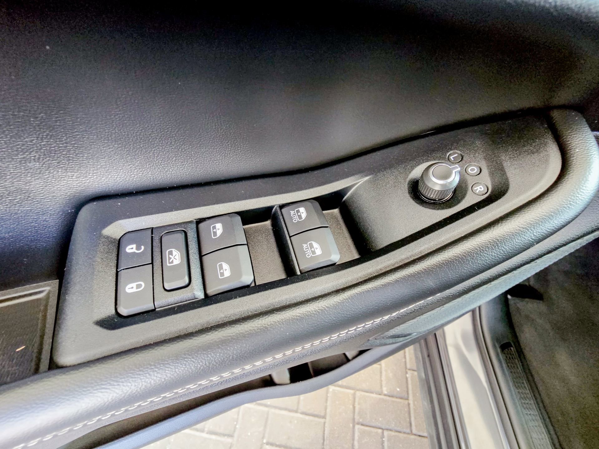 Used 2024 Jeep Grand Cherokee Limited w/ Black Appearance Package image 9