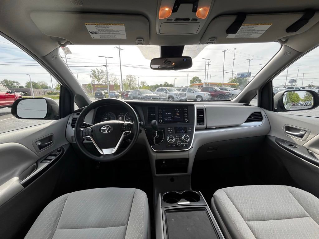 Used 2019 Toyota Sienna LE w/ LE Preferred Package FWD image 10