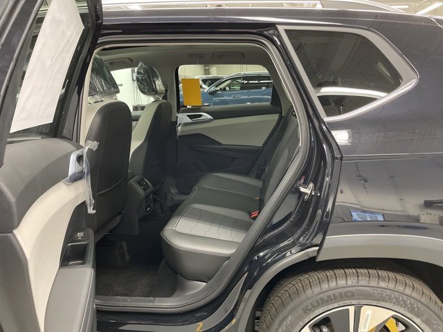 New 2026 Volkswagen Taos SE image 8