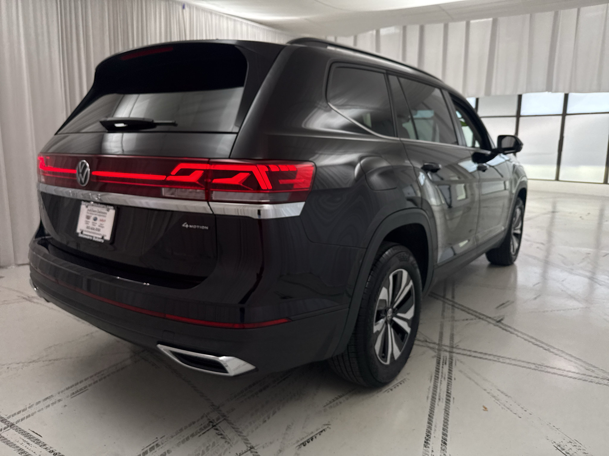 Used 2025 Volkswagen Atlas SE AWD/4WD image 6