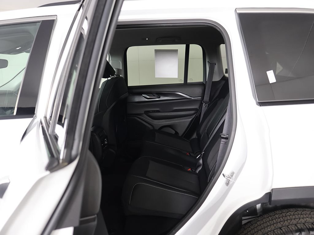 Used 2023 Jeep Grand Cherokee Laredo AWD/4WD image 29